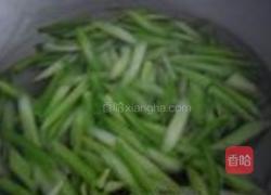 芹菜炒土豆片的做法图解3