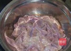 大蒜叶炒猪肝的做法图解2