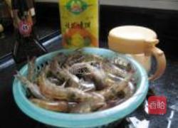 盐油爆海虾的做法图解1