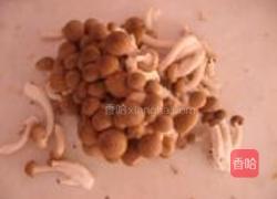 双笋素炒蟹味菇的做法图解2