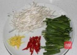 韭菜豆芽炒猪肝的做法图解1