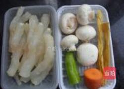 口蘑腐竹炒蹄筋的做法图解1