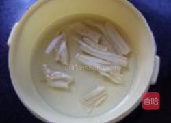 口蘑腐竹炒蹄筋的做法图解2