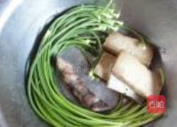 蒜苔炒豆腐干的做法图解1