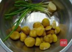 板栗烧鸭的做法图解1