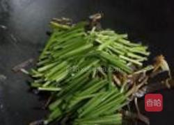 木耳炒黄花的做法图解4