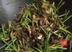 木耳炒黄花的做法图解5