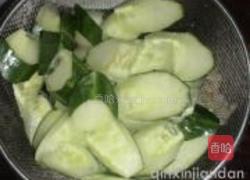 黄瓜炒五花肉的做法图解2