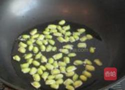 虾仁黑木耳豆瓣酱的做法图解1