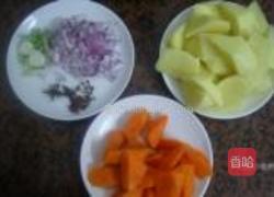 土豆炖萝卜的做法图解1