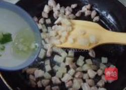 毛豆炒肉丁咸菜的做法图解4