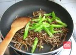 小银鱼炒辣椒的做法图解8