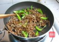 小银鱼炒辣椒的做法图解9