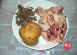 榛蘑炖鸡腿的做法图解1
