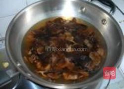 榛蘑炖鸡腿的做法图解3