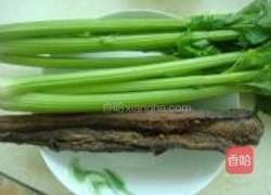芹菜炒腊肉的做法图解1