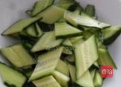 黄瓜炒肉片的做法图解1
