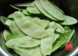 红椒肉片炒扁豆的做法图解2
