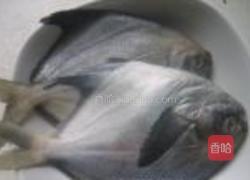 茄汁鲳鱼的做法图解1