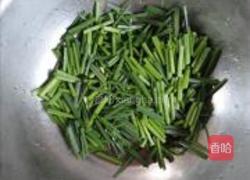韭菜苔炒肉丝的做法图解1