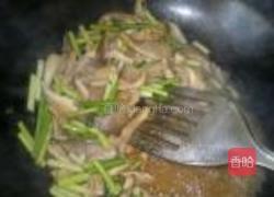 平菇炒蒜薹的做法图解4