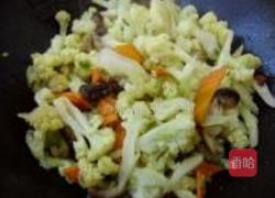 香菇胡萝卜炒菜花的做法图解5