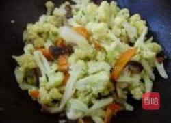 香菇胡萝卜炒菜花的做法图解6