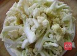 香菇胡萝卜炒菜花的做法图解1