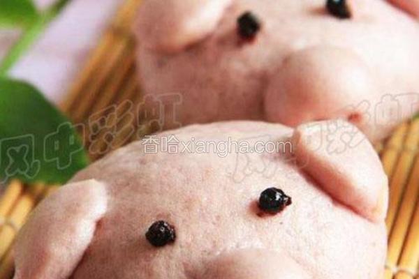 就是在普通豆包的面团上,再按上鼻子,耳朵和眼睛就行;紫薯泥比较干