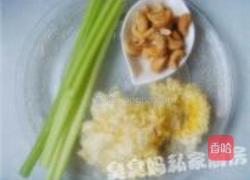 腰果雪耳拌西芹的做法图解1