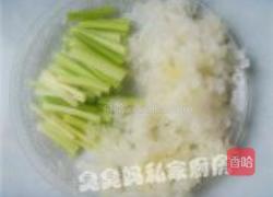 腰果雪耳拌西芹的做法图解2