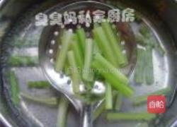 腰果雪耳拌西芹的做法图解3