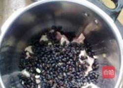 生地黑豆排骨汤的做法图解3