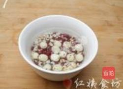薏米红豆莲子粥的做法图解1