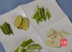 杏仁茼蒿的做法图解1