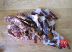 腊味炒荷豆的做法图解1