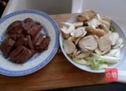 草菇溜鸭血的做法图解2