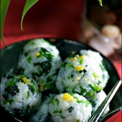 蛋黄菠菜饭团子的做法[图]