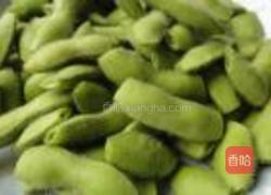 泡椒炒毛豆荚的做法图解1