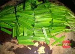 韭菜炒蚕豆米的做法图解3