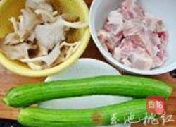 丝瓜蘑菇排骨汤的做法图解1
