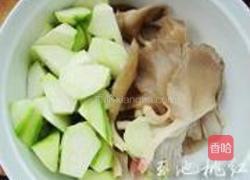 丝瓜蘑菇排骨汤的做法图解2