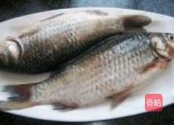 红烧鲫鱼的做法图解1