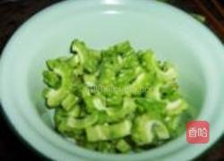 蚝油炒苦瓜的做法图解3