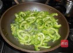 虾仁炒苦瓜的做法图解3