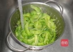 虾仁炒苦瓜的做法图解4