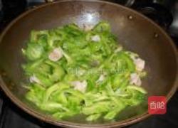 虾仁炒苦瓜的做法图解7