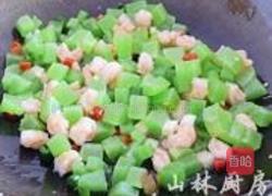 莴笋炒虾仁的做法图解5