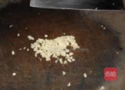 蒜茸炒佛手瓜的做法图解2