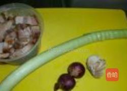 烧肉炒蒜苗的做法图解1